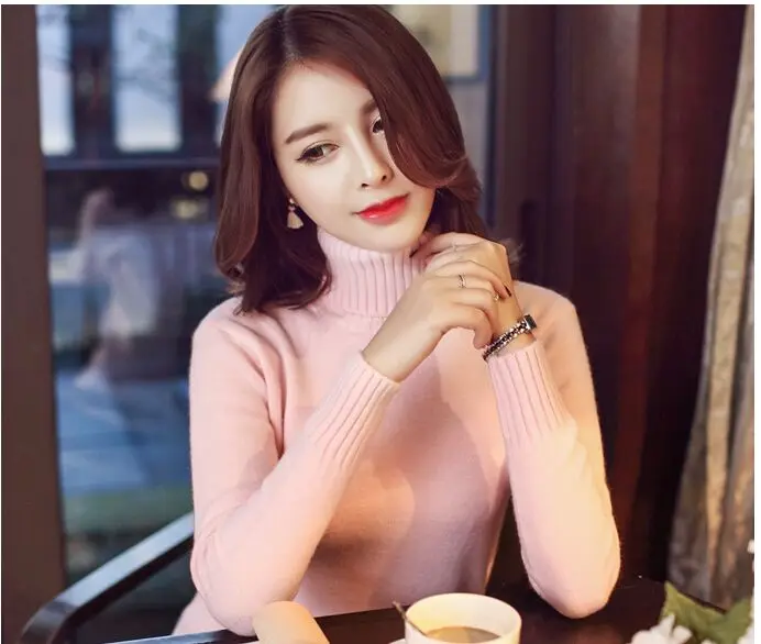 Женский трикотажный свитер-водолазка с длинным рукавом бордового и зеленого