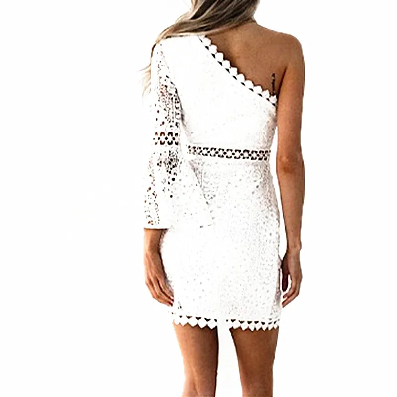 Женское кружевное платье на одно плечо белое ажурное с расклешенным рукавом лето