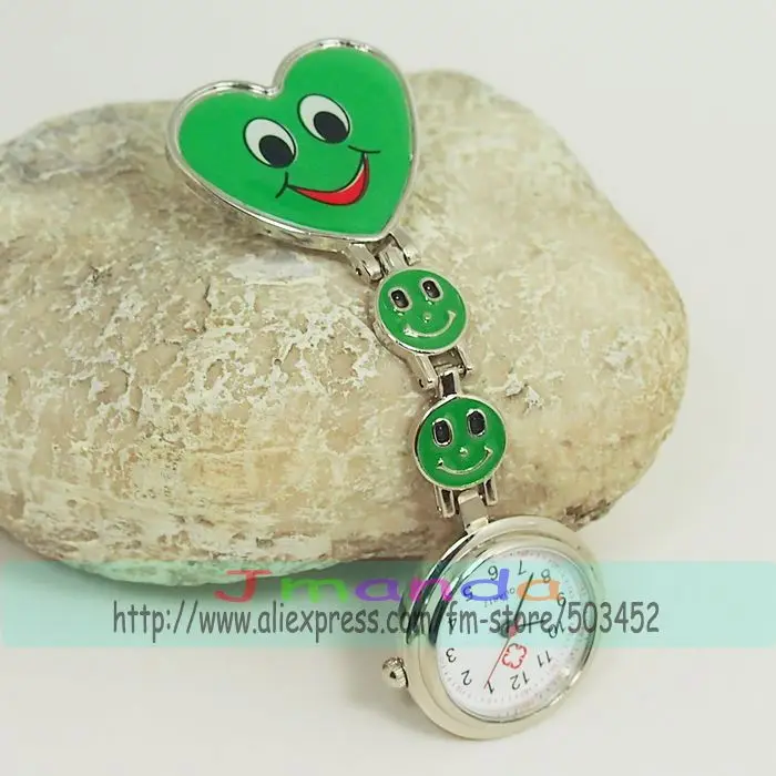 Классические часы с милым улыбающимся лицом медсестры персиковые сердечки