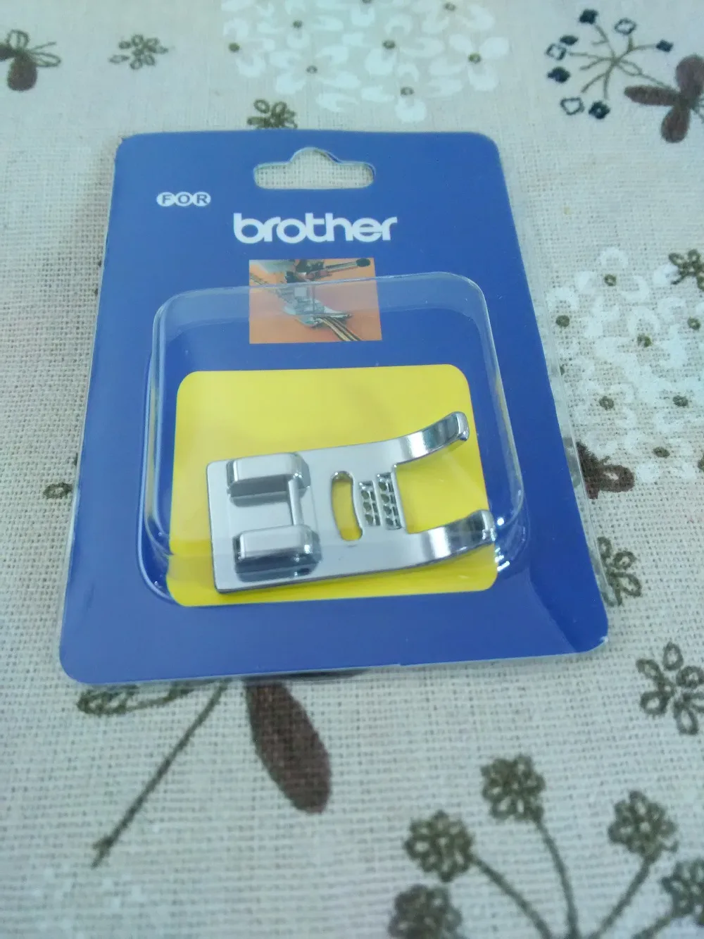 Бытовая швейная машина части прижимной лапки XC1961-002 для Brother / 7 отверстие кординг ноги