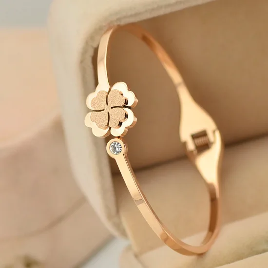 Женский браслет с четырехлистным клевером матовый из титановой стали розового