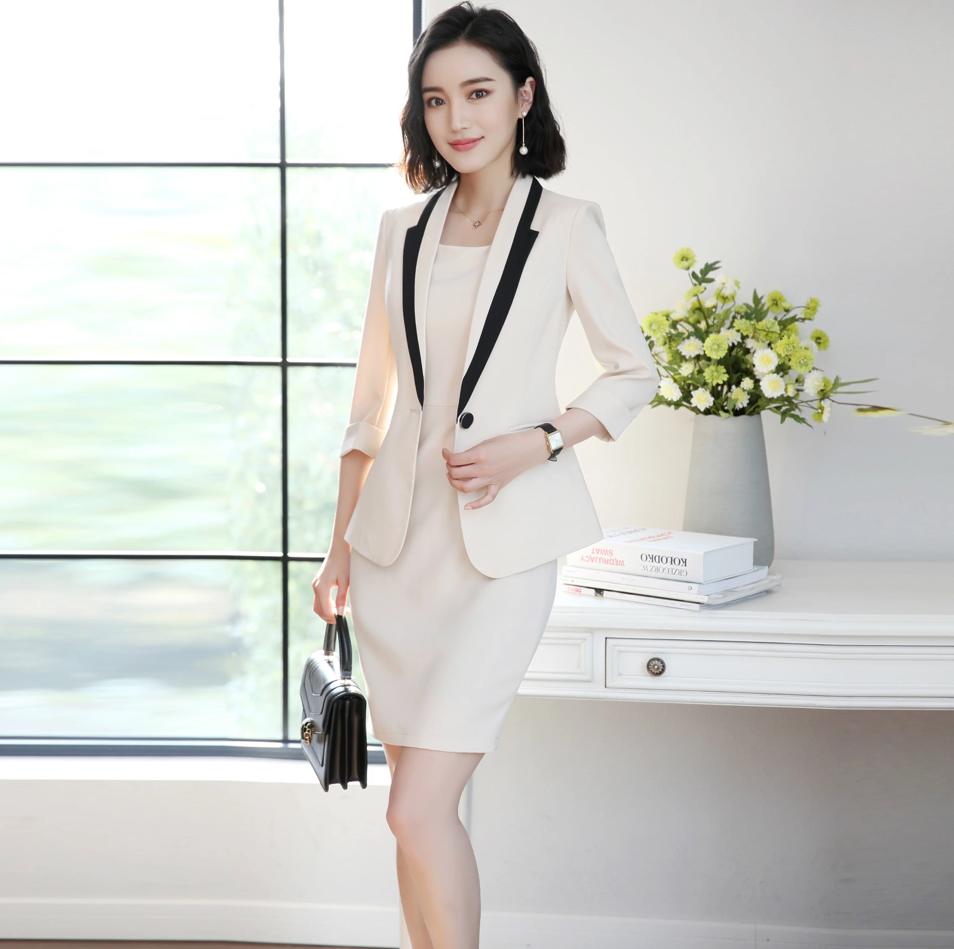 Женское облегающее платье карандаш с круглым вырезом без рукавов офисное