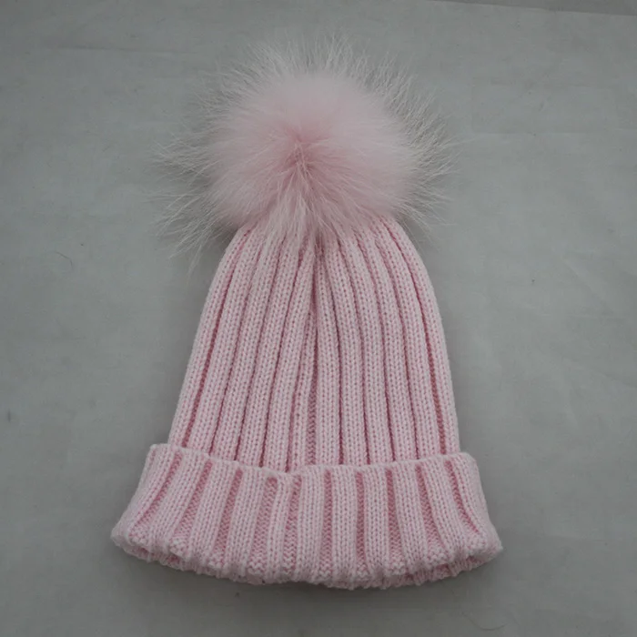 baby pink Дизайн JS FUR: тёплая зимняя полушерстяная вязанная шапочка с помпоном того же цвета из натурального меха енота для мужчин и женщин - Цвет: baby pink
