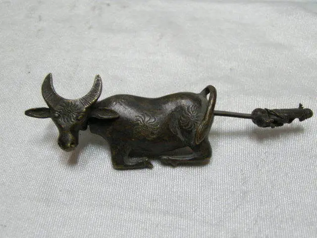

6.8 cm * / Rare Chinese old bull sculpture can use the lock and key