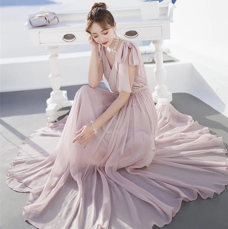 Женское шифоновое вечернее платье с лямкой на шее светло розовое для особых