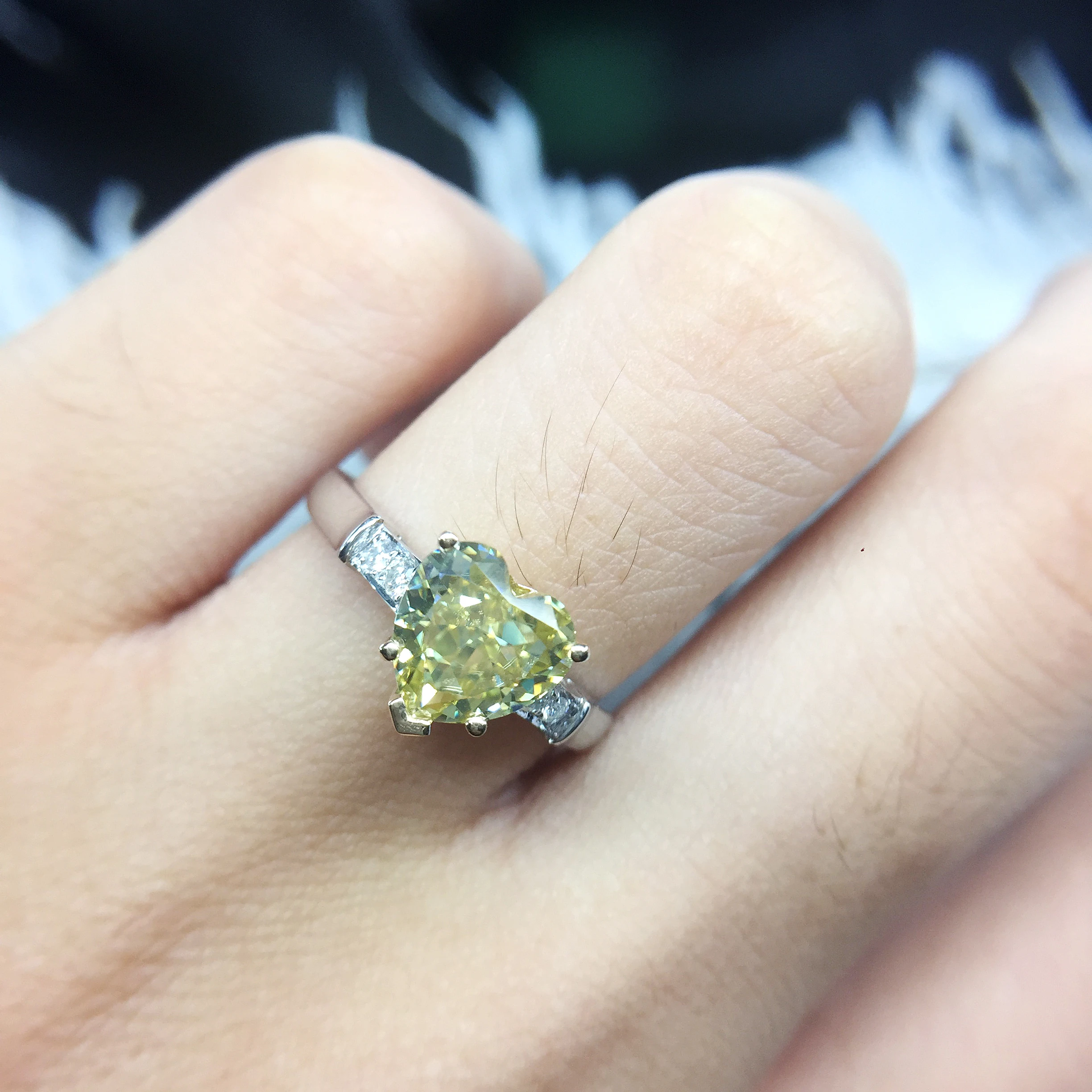 Однотонное обручальное кольцо Au750 двухцветное золотое сердечко желтое моисанит 2