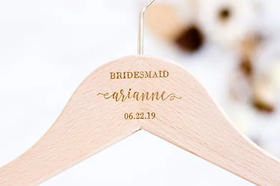 Персонализированное выгравированное название деревянная Свадебная Вешалка для