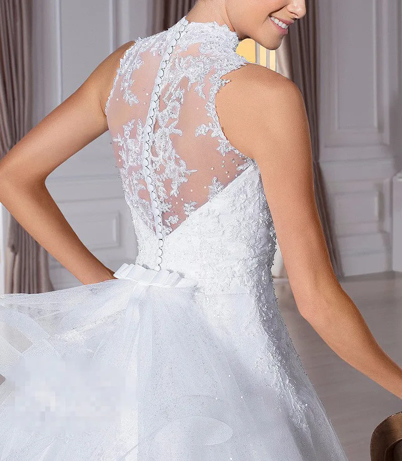 Бальное платье с высоким воротом без рукавов покрытые пуговицами Аппликации