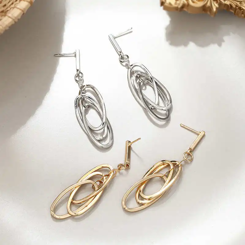 Женское ювелирное украшение в виде висячих ушей золотистого и серебристого