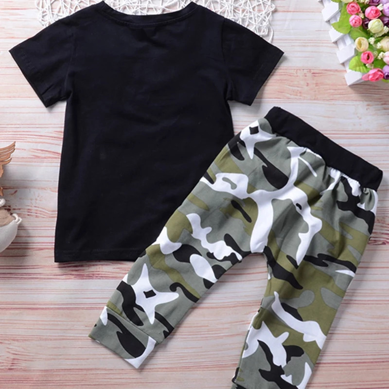 SHEIN/футболка с буквенным принтом и камуфляжные штаны для маленьких мальчиков; комплект из двух предметов; коллекция года; сезон весна; модная повседневная детская одежда с короткими рукавами для мальчиков