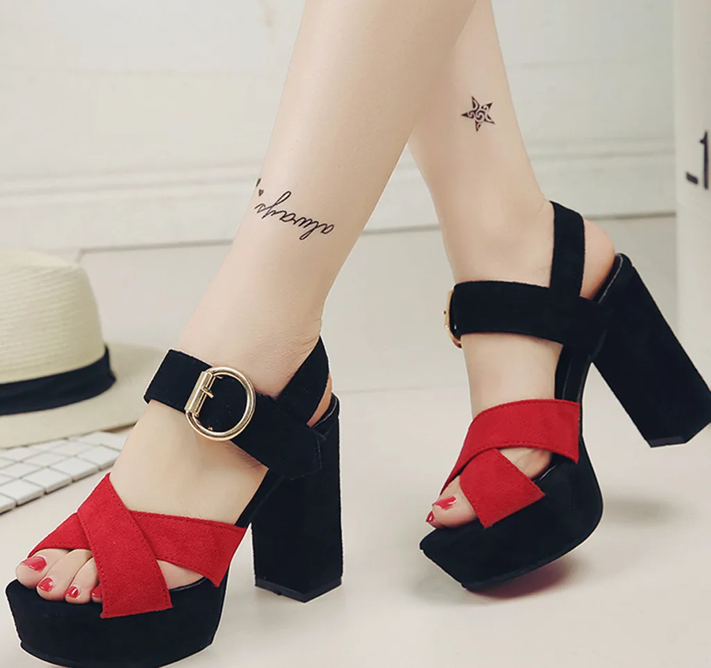 Женская замшевая обувь с открытым носком на высоком квадратном каблуке пряжкой