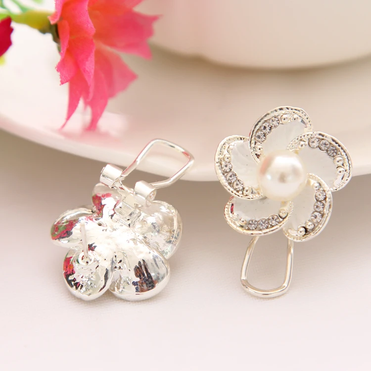 Женские серьги-гвоздики с цветком вечерние серьги серебристого цвета