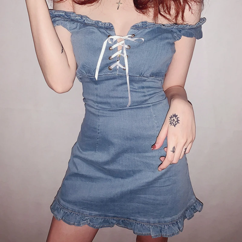 Летнее платье Бохо на шнуровке с рюшами джинсовое белое открытыми плечами