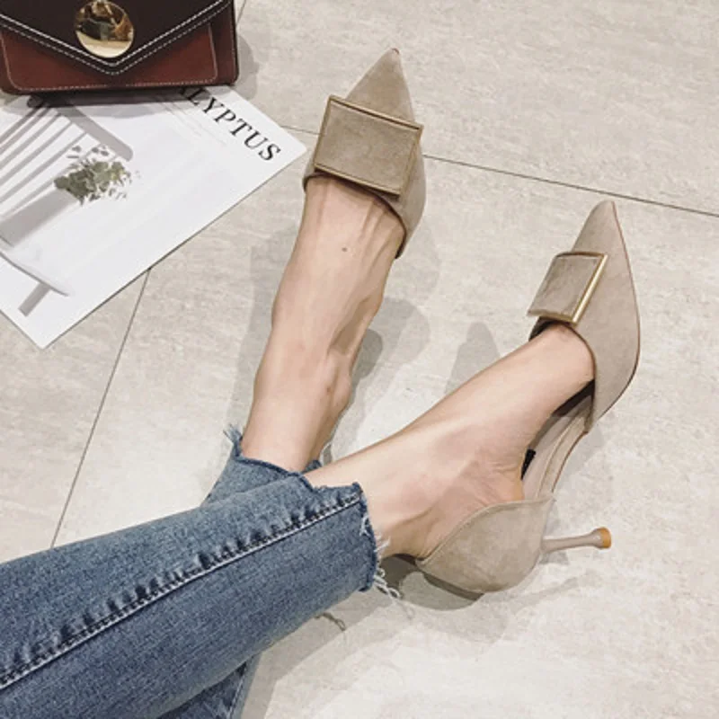 Новинка лета 2019 тонкие замшевые туфли с острым носком и металлической пряжкой в