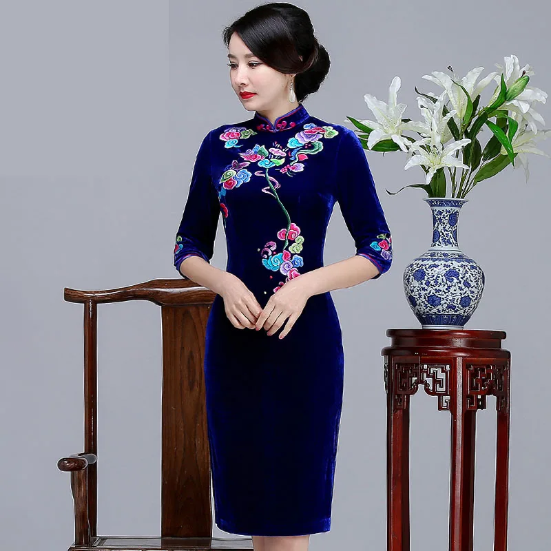 

Новое китайское традиционное велюровое платье, женское облегающее платье-Ципао с цветочной вышивкой, современное Восточное короткое плать...