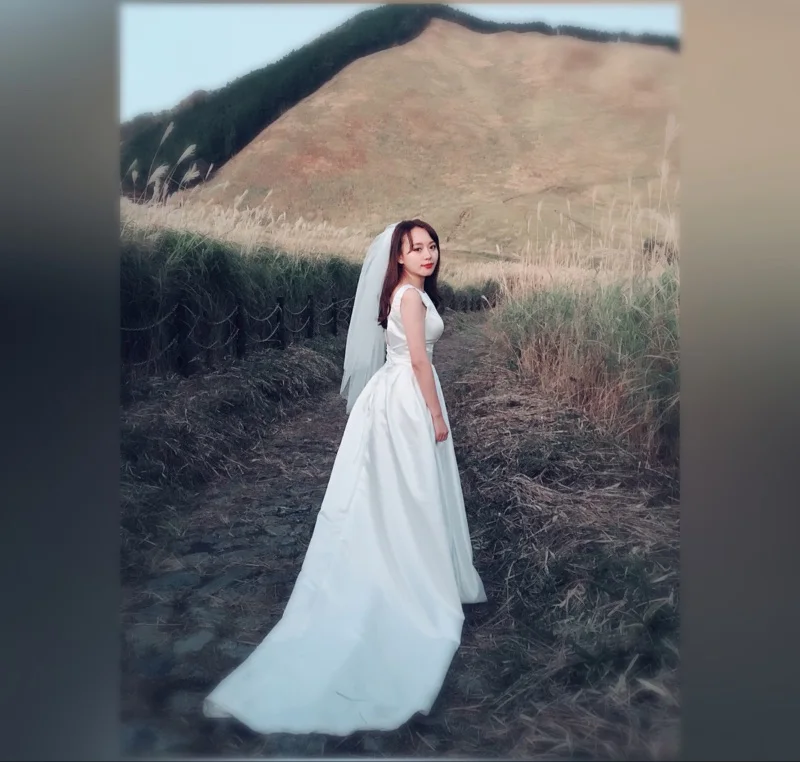 Платье свадебное атласное с длинным шлейфом пикантный простой формальный наряд