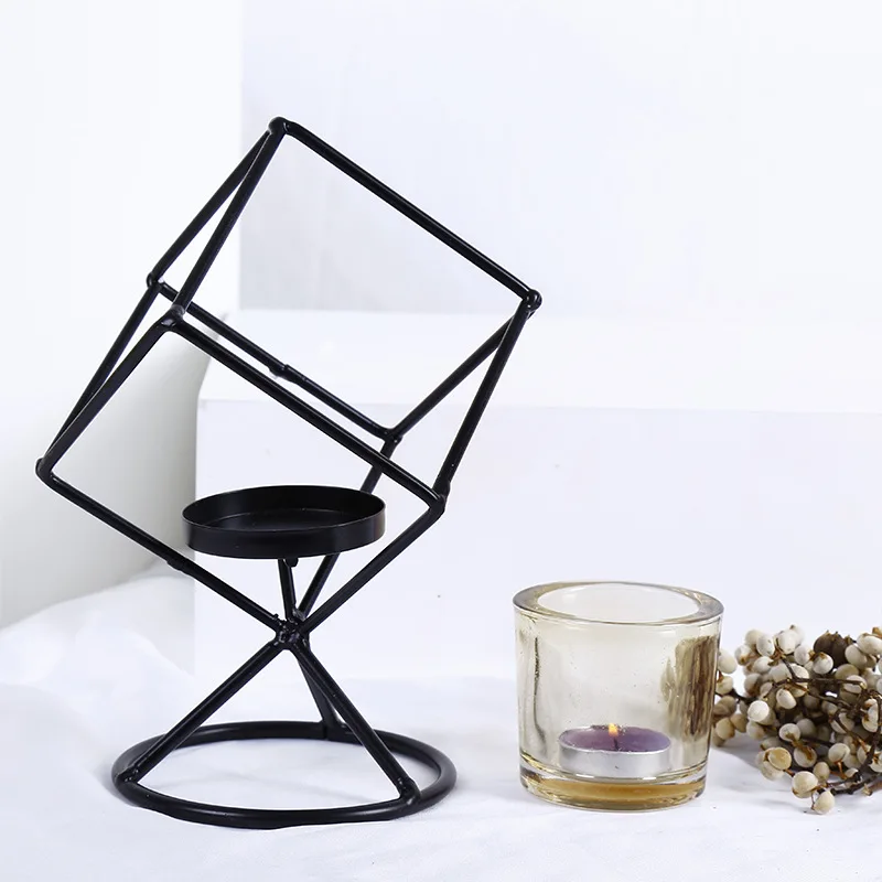 Роскошный металлический подсвечник с геометрическим рисунком романтическое