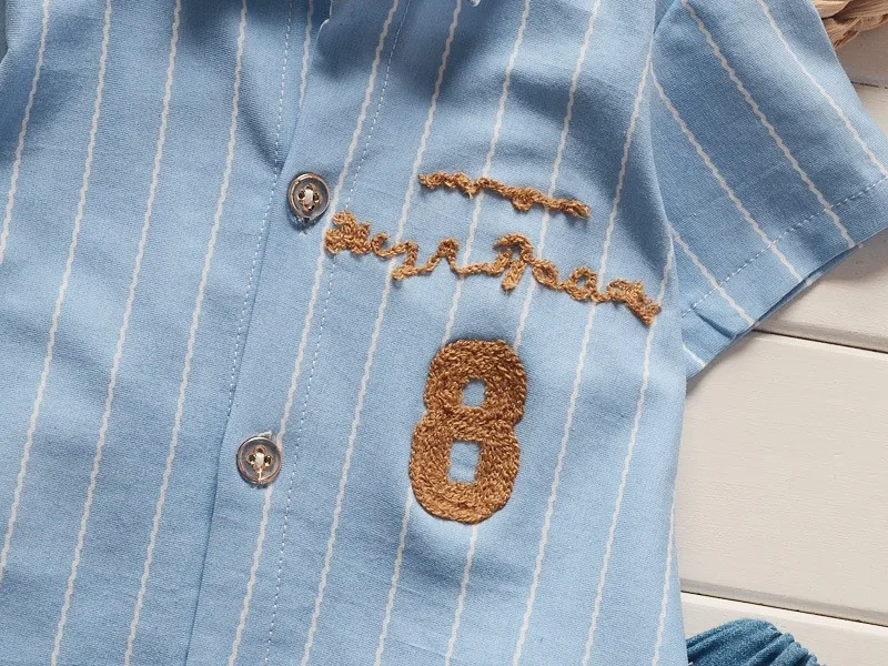 Комплект одежды для мальчиков из свитшота и коротких джинсов