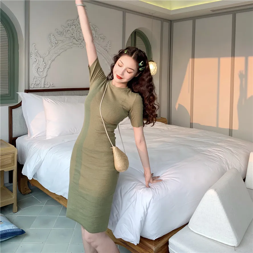 Женское трикотажное платье-миди с коротким рукавом |