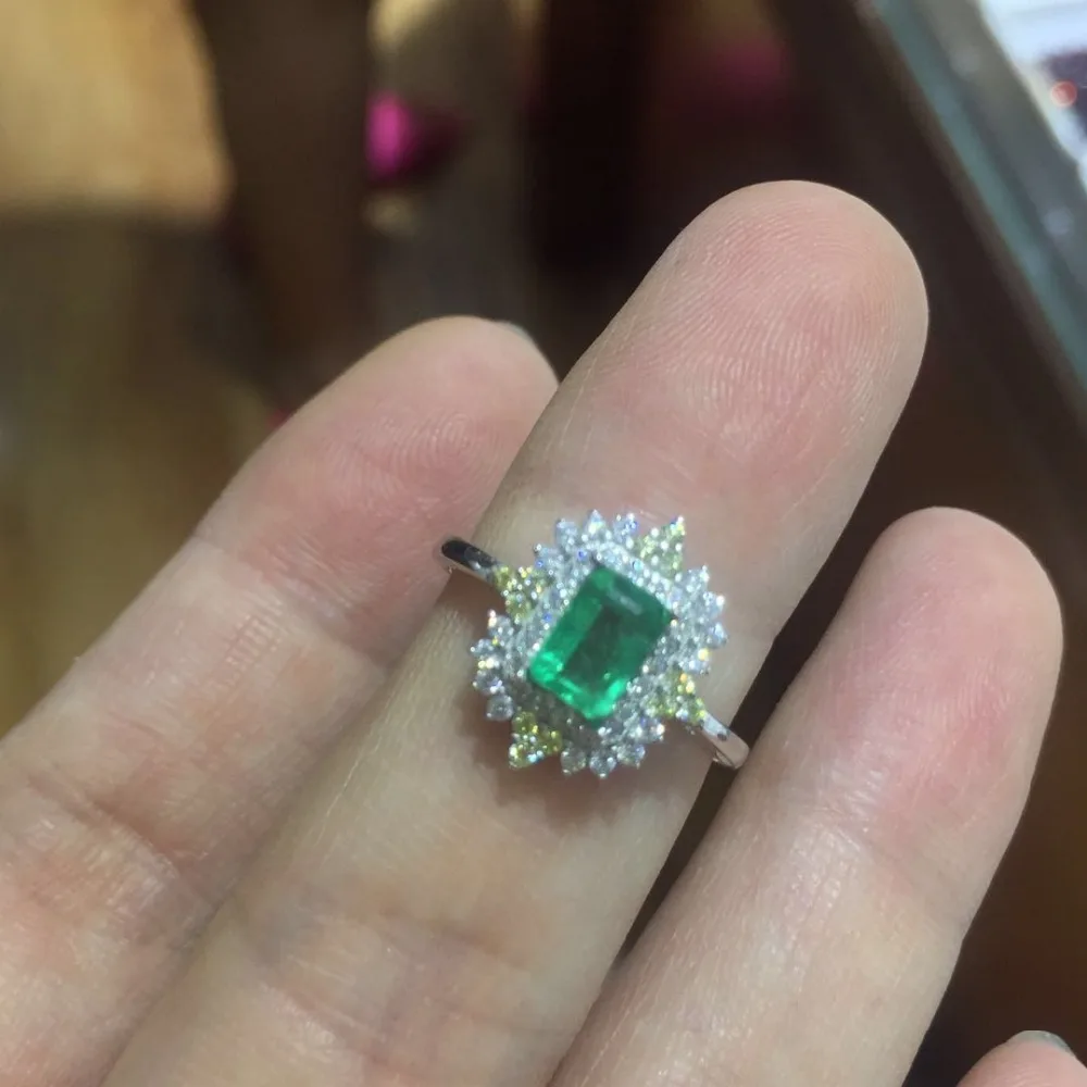 Кольцо из серебра 925 пробы с изумрудом 4 Х6 мм | Украшения и аксессуары