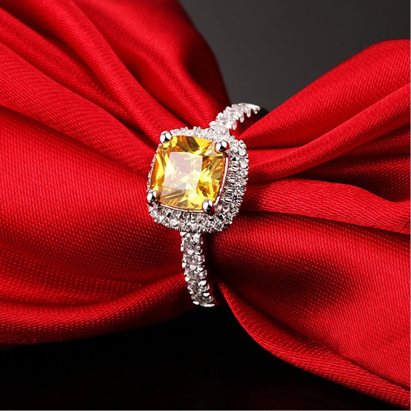 Кольцо обручальное женское из серебра 100% пробы с желтым фианитом 3 карата |
