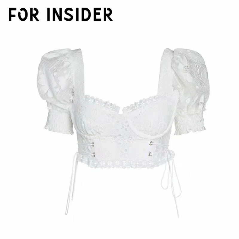 Белый топ на бретельках с пышными рукавами и квадратной горловиной оборками