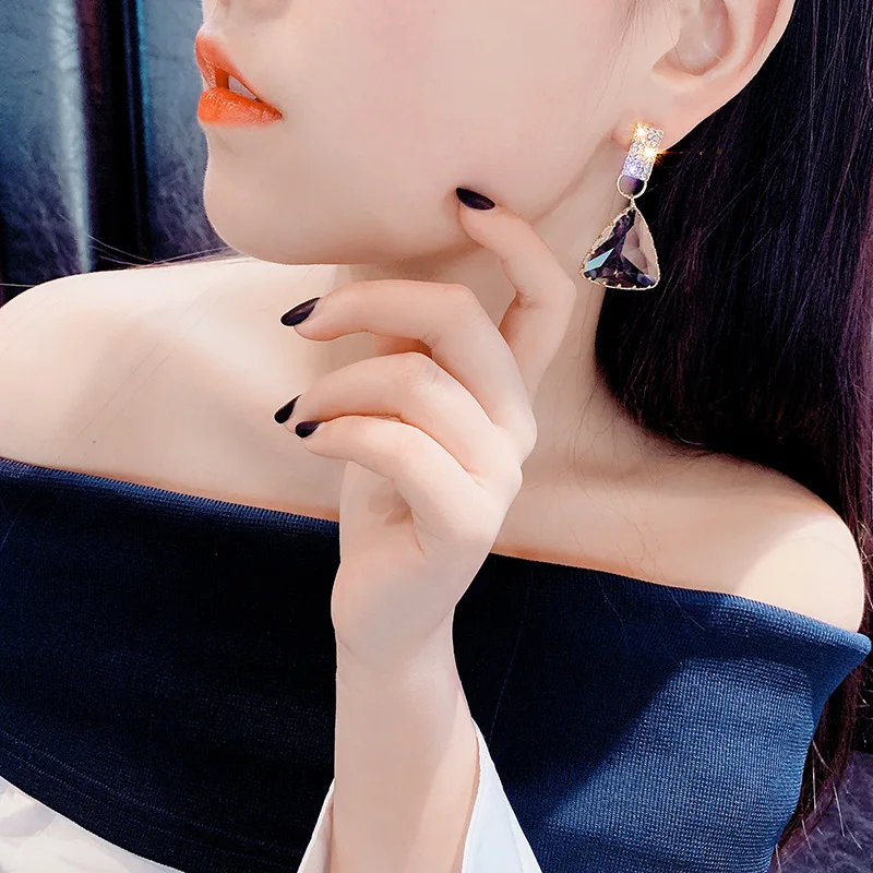 Серьги-гвоздики в виде треугольника женские большие сережки с кристаллами