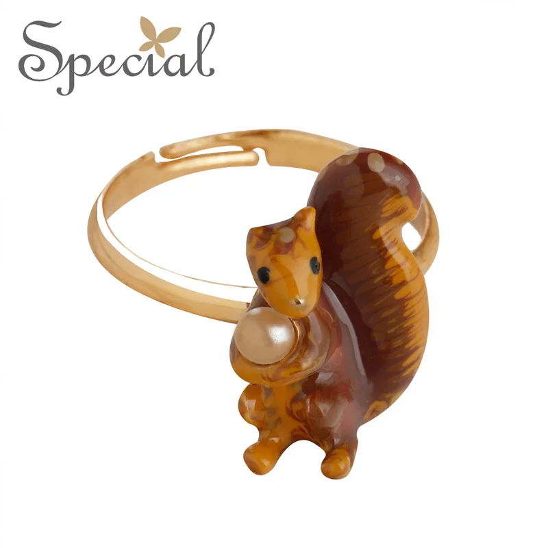 Специальный евроамериканский лес крепится к сладкой белке чтобы иметь