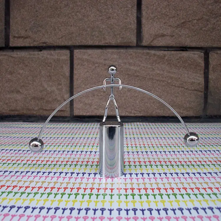 Новинка 2017 небольшое украшение для рабочего стола Балансирующий шар качели