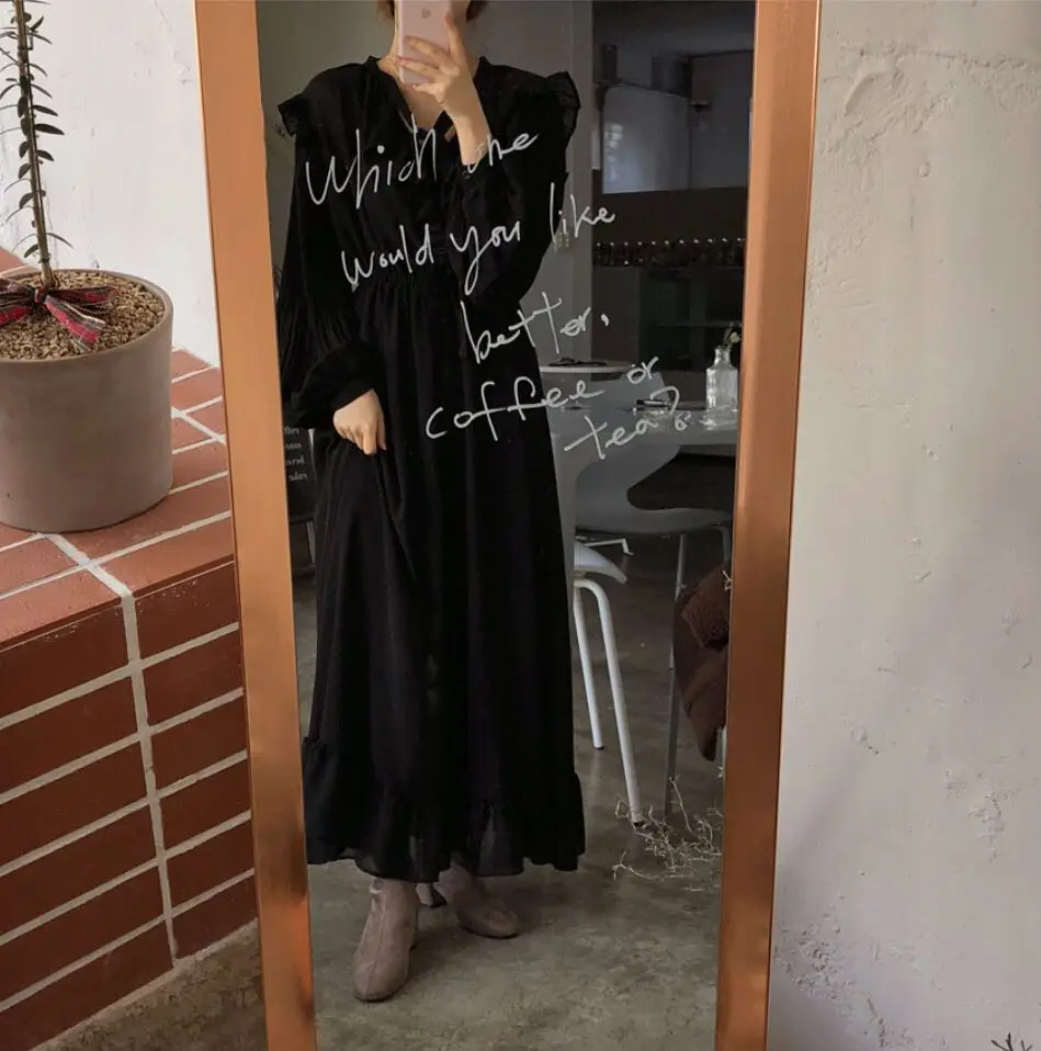 Длинное женское платье в винтажном стиле с длинным рукавом и v-образным вырезом