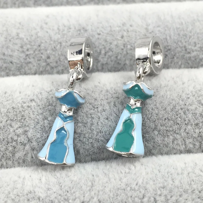 Платье Эльзы болтается с синим и зеленым чарующая подвеска покрытая эмалью