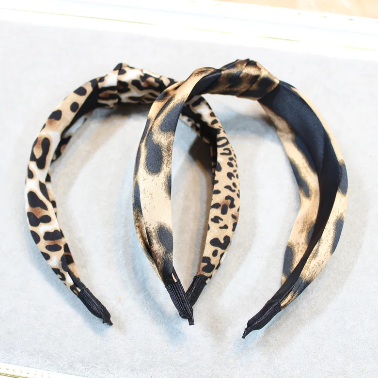 Модная ободок с леопардовыми пятнами для женщин.