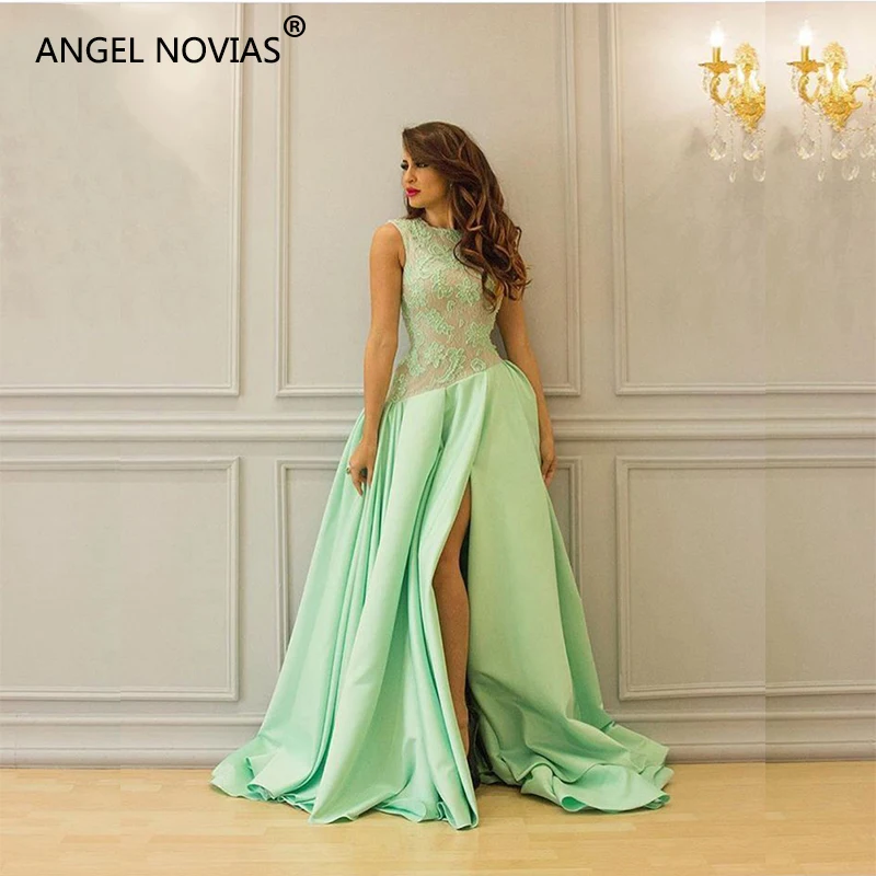 Женское длинное атласное платье ANGEL NOVIAS зеленое вечернее с разрезом в арабском