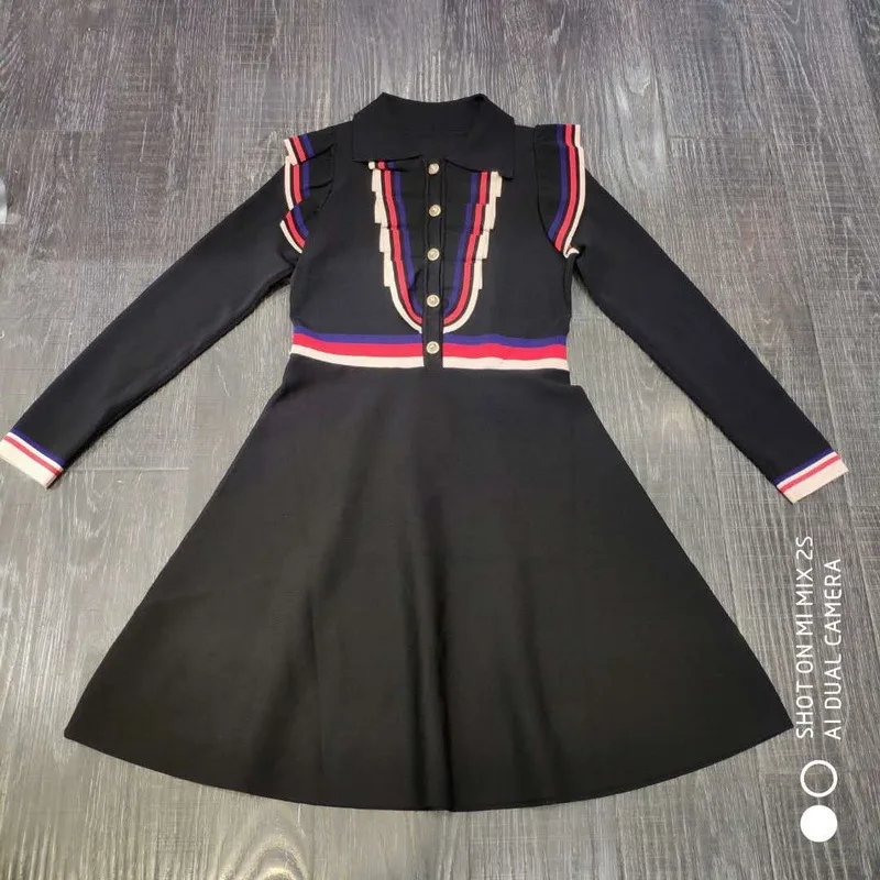 Женское трикотажное платье трапециевидной формы с оборками и пуговицами весна