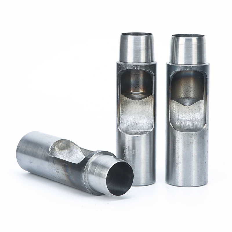 Отверстия для ремня. Металлический удар. Одежда и аксессуары инструмент.