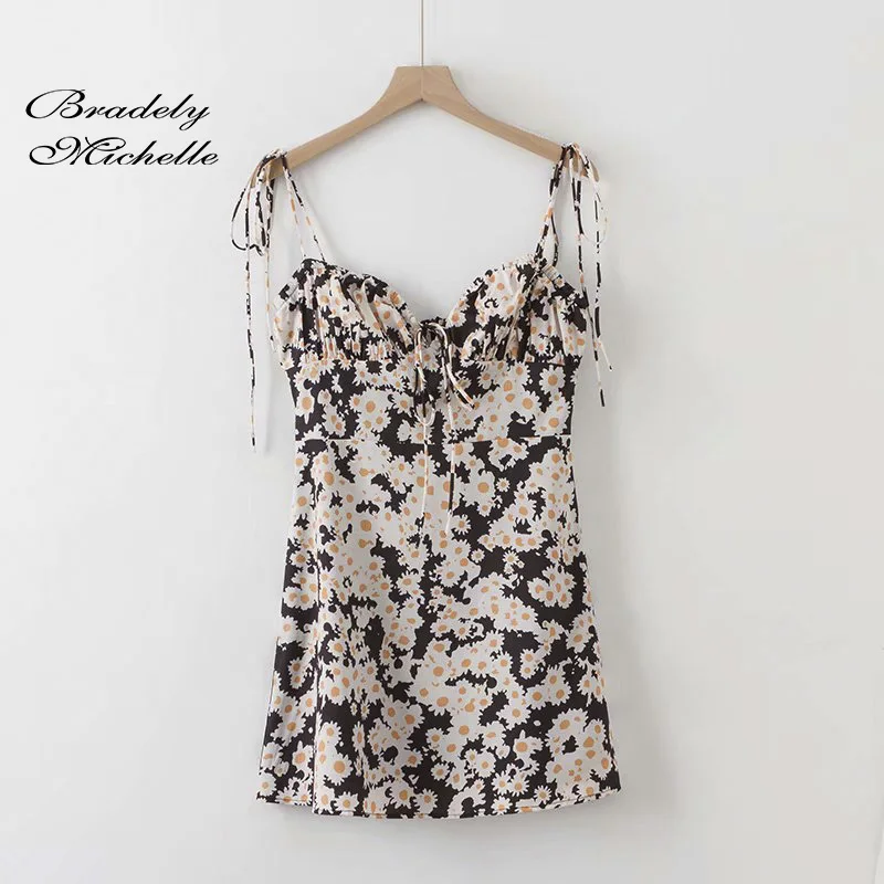 Женское платье на тонких бретельках длинное эластичное с вырезом лодочкой и