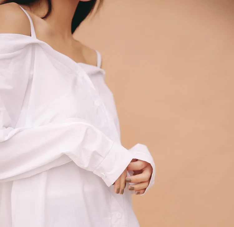 Черные Белые Рубашки Женщины 2017 Весной Корейский Стиль Краткая Дизайн С Плеча