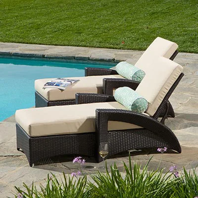 Удобный элегантный классический ротанговый шезлонг для использования на