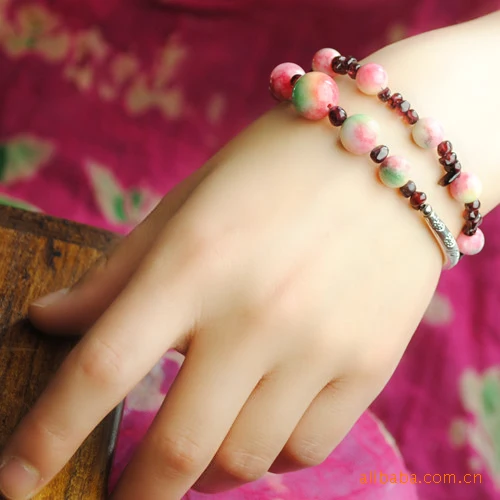 Сладкий цвет красивого натурального яблочного камня, украшенного кусочками красного граната, чисто сделанный вручную оригинальный качественный этнический ювелирный изделия.