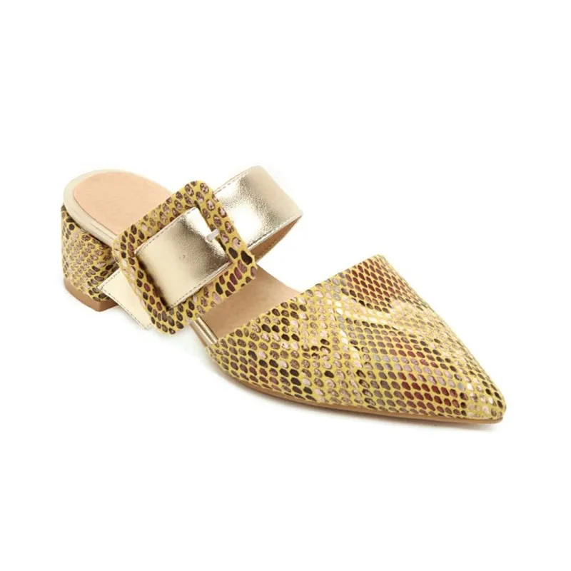 Женская обувь на среднем каблуке из лакированной кожи с острым носком и пряжкой