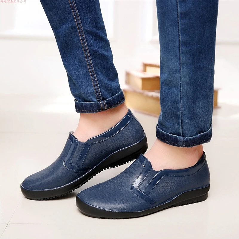 

EXCARGO PVC Ankle Rainbots Men Round Toe Shoes Slip On Solid Shoe For Male New 2019 Shallow Rainboots Comfortable Low Flats