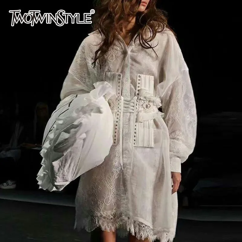 TWOTWINSTYLE лоскутное кружево для женщин платья Высокая талия фонари рукавом с поясом
