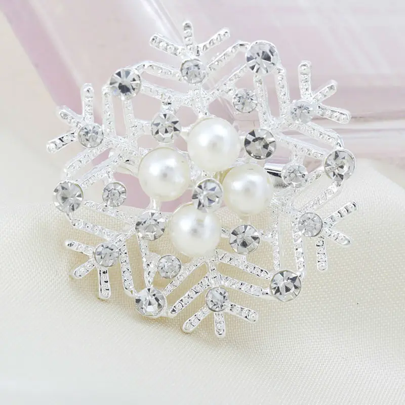 Женская брошка со стразами белая имитация жемчуга серебряная в виде снежинок |