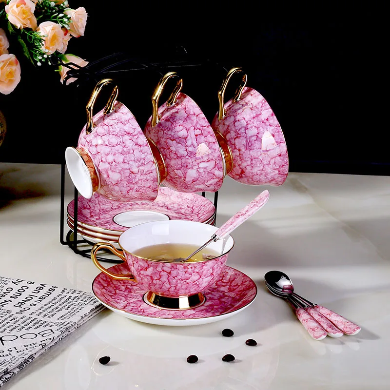 4-piece set Европейский набор кофейных чашек, розовые Роскошные чашки из костяного фарфора, чайные чашки и блюдца, вечерние чашки Эспрессо для домашнего питья - Цвет: 4-piece set