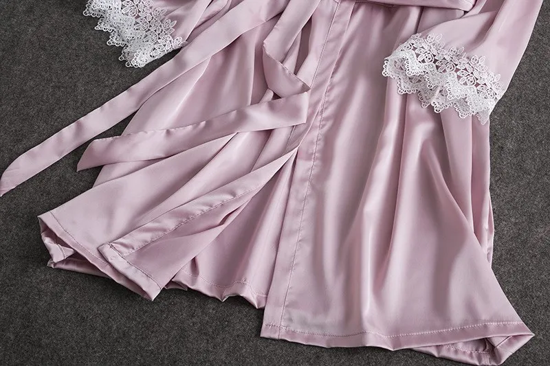 Женское кружевное платье с v-образным вырезом на тонких бретельках весеннее