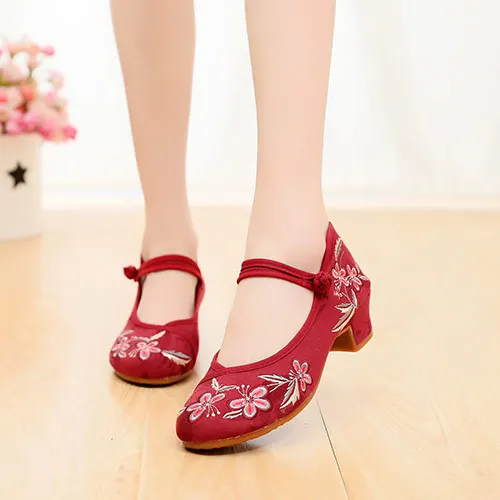 Model 2 Red Veowalk/Винтажные женские джинсовые туфли на каблуке с цветочной вышивкой; парусиновые туфли-лодочки с пряжкой на подъеме для женщин; обувь в стиле «Старый Пекин» - Цвет: Model 2 Red