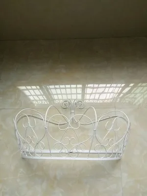 Золотистая и белая москитная сетка украшает полку короны|the shelf|shelf whitewhite shelf |