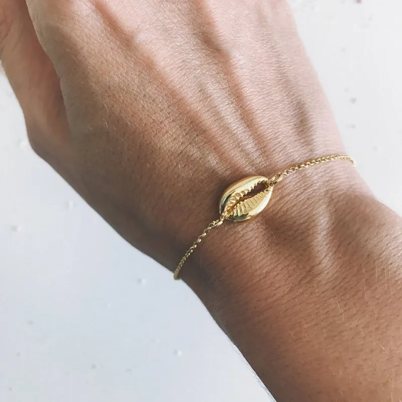 Женский браслет с бусинами и кисточками золотого цвета металлическими листами