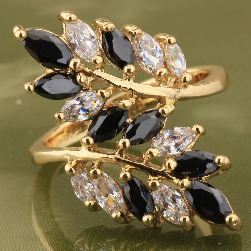 Классическое кольцо из черного оникса и белого циркона с золотым