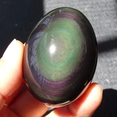 Водный лед с натуральным обсидианом обсидиан каменные украшения яйца руки